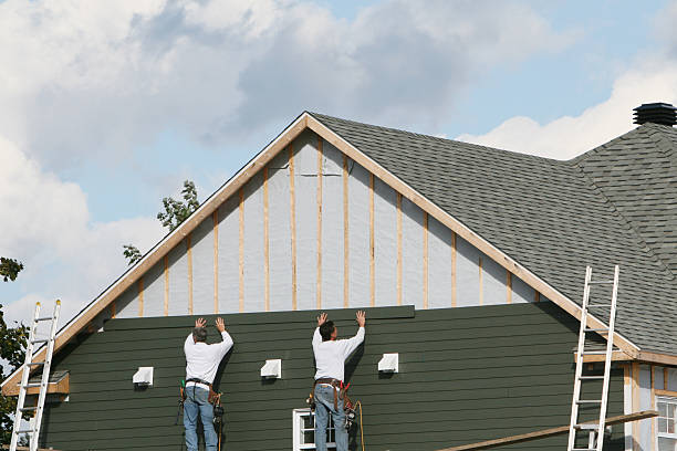 Professional Vinyl Siding technician working in Fort Lee, VA